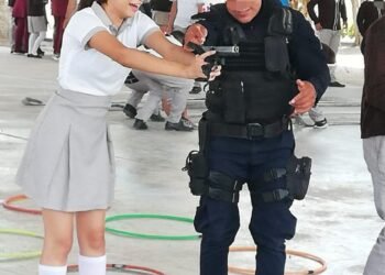 Policías de Guanajuato permiten a niños de secundaria manipular armas