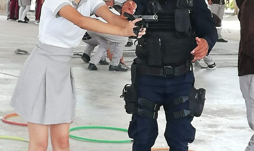 Policías de Guanajuato permiten a niños de secundaria manipular armas