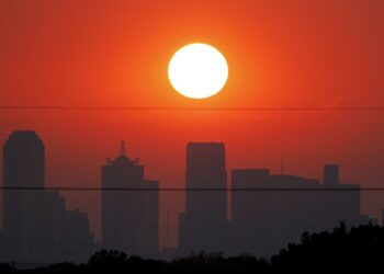 Enmedio del calor extremo, centrales eléctricas de Texas funcionan sin parar