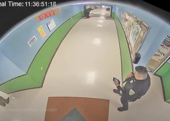 Policía revisando el teléfono en video de masacre de Uvalde, esperaba noticias de su esposa Eva Mireles, la maestra asesinada