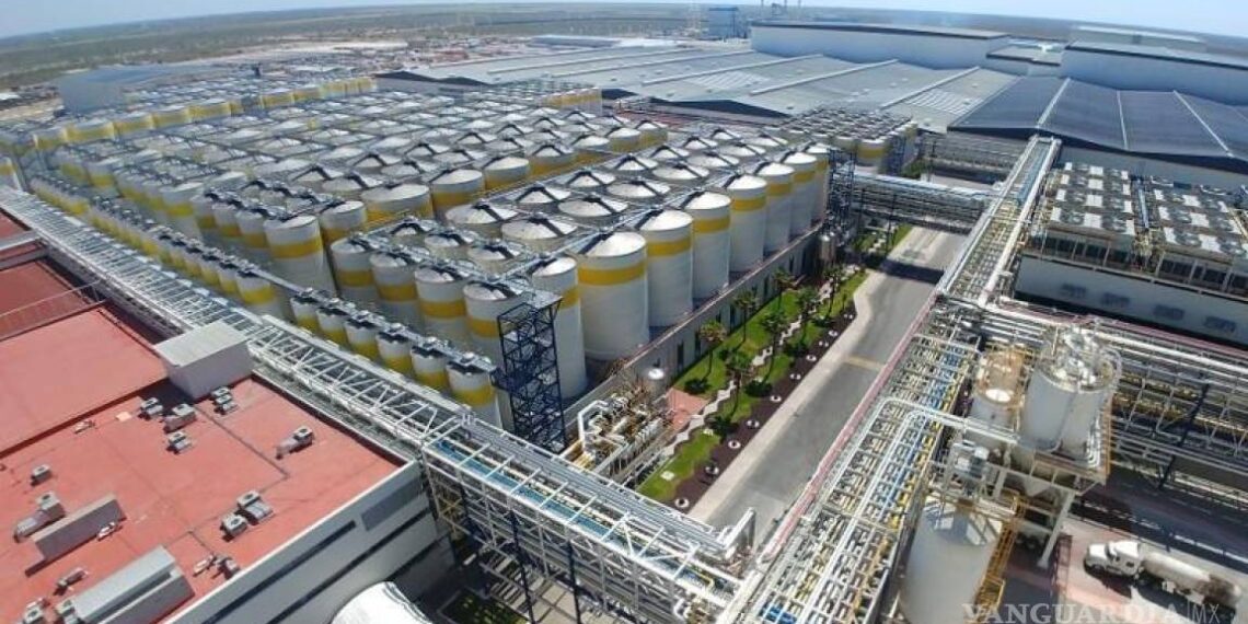 Encara AMLO a cerveceras y refresqueras para que regulen la indiscriminada extraccion de agua