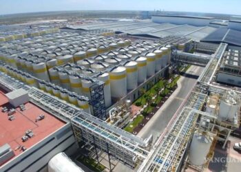 Encara AMLO a cerveceras y refresqueras para que regulen la indiscriminada extraccion de agua