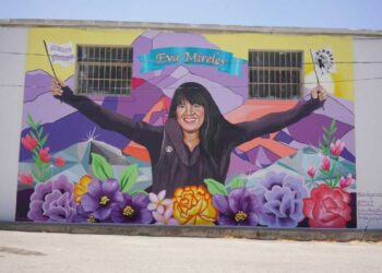 Elaboran mural en honor a la maestra asesinada en masacre de Uvalde