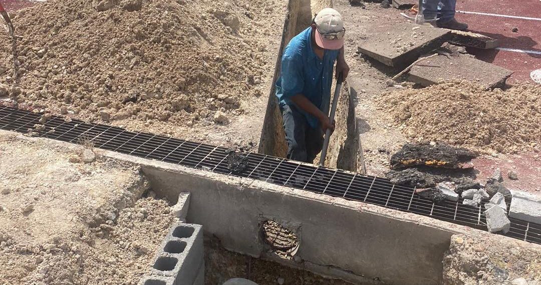 Perforan pista de tartán; en un intento más por resolver problema de inundación en cancha de pasto sintético