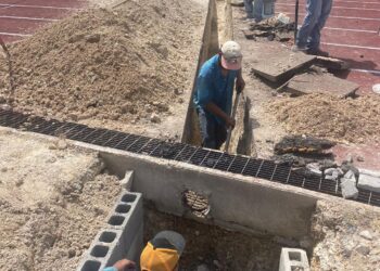 Perforan pista de tartán; en un intento más por resolver problema de inundación en cancha de pasto sintético