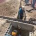 Perforan pista de tartán; en un intento más por resolver problema de inundación en cancha de pasto sintético