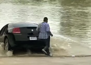De película: Hombre se avienta con todo y auto al Río Bravo huyendo de Eagle Pass a Piedras Negras