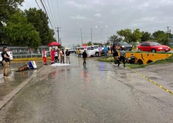 Muere padre y desaparece su hija arrastrados por lluvias en Acuña esta mañana