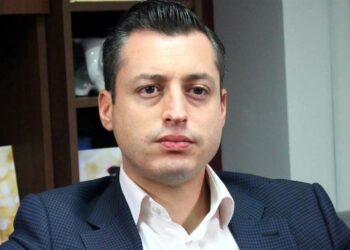 Exhiben a Colosio Jr dando contrato a funcionario y ahora lo cancela