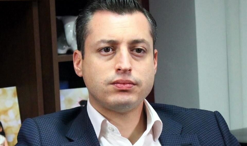 Exhiben a Colosio Jr dando contrato a funcionario y ahora lo cancela