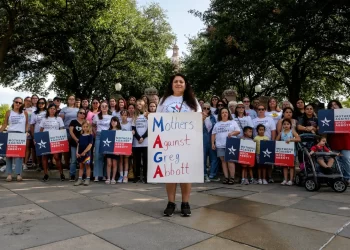 Crece movimiento «Madres contra Gregg Abbott» en Texas