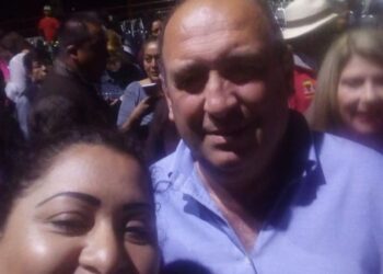 Mujer que reclamó a AMLO en mina aparece en fotos con Rubén Moreira