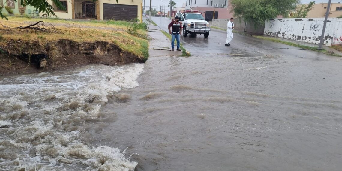 Cierran calles en Piedras Negras por lluvias de este lunes
