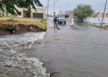 Cierran calles en Piedras Negras por lluvias de este lunes