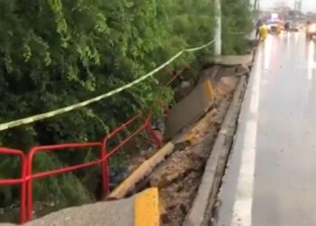 Se desploma banqueta y barandal en Puente de Villa de Fuente