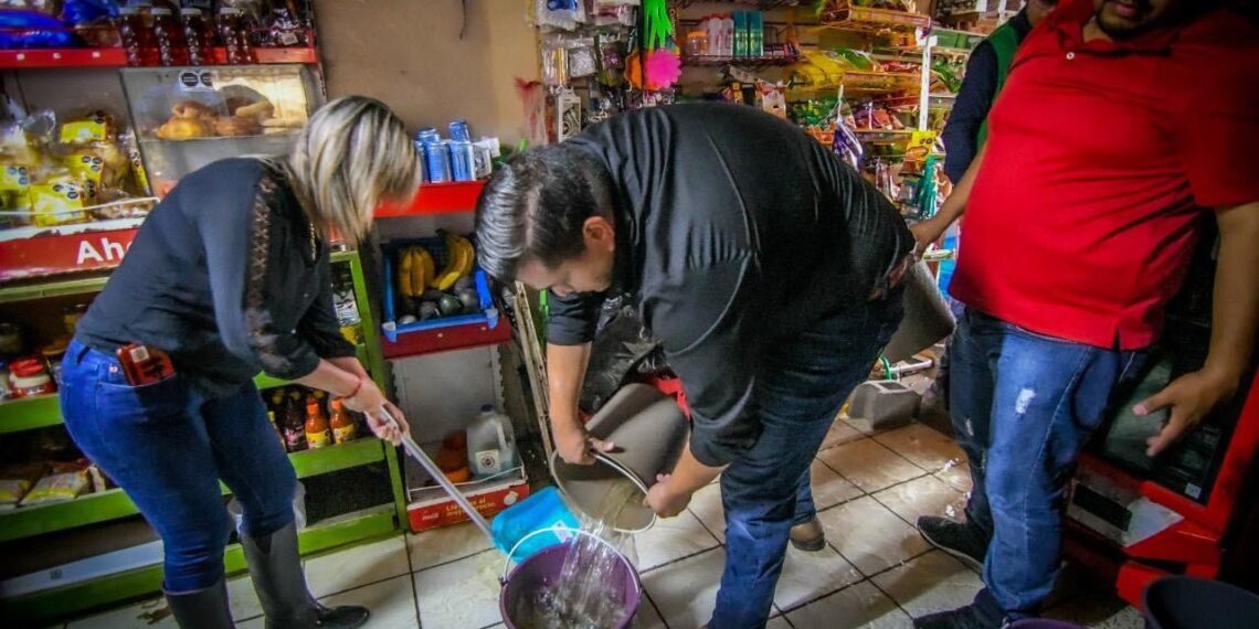 Frente a inundaciones funcionarios municipales ofrecen trapear como solución