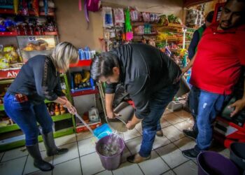 Frente a inundaciones funcionarios municipales ofrecen trapear como solución
