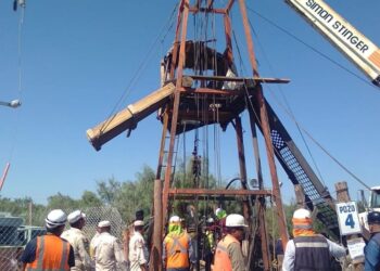 Buzo de Sedena entra a pozo carbonero de Sabinas, Coahuila,  donde permanecen atrapados 10 mineros