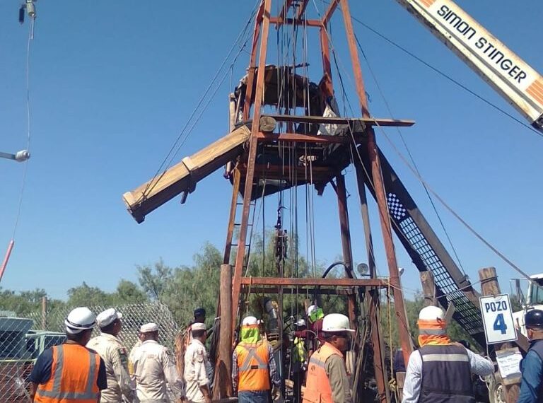 Buzo de Sedena entra a pozo carbonero de Sabinas, Coahuila,  donde permanecen atrapados 10 mineros