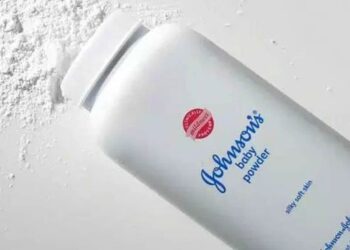 Anuncia Johnson & Johnson el retiro de talco para bebé del mercado mundial