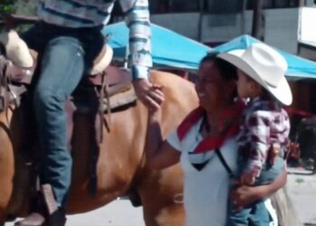 Jacobo Rodríguez causa sensación en Cabalgata de Sabinas