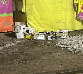 Evidencian cartones de cerveza en juegos mecánicos que destruyeron cancha de la Macroplaza