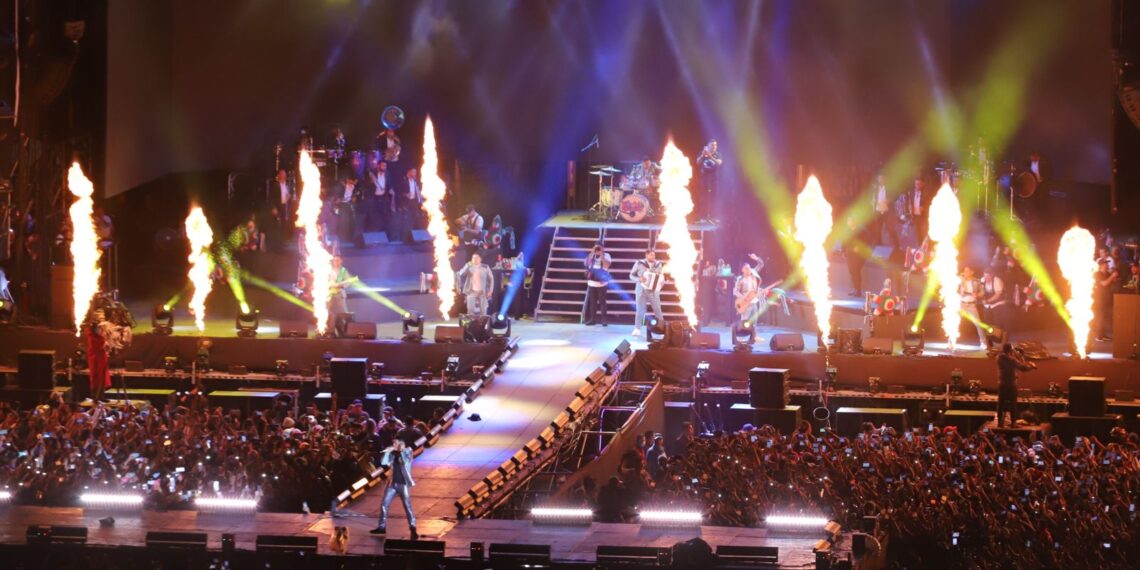 Tras histórico concierto de Grupo Firme, AMLO podría reencontrar a Belinda y Nodal en el Zócalo