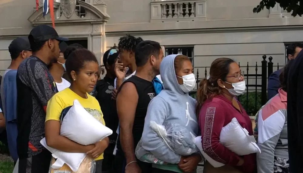 Abbott envía dos autobuses con migrantes a casa de Kamala Harris; después que la Vicepresidenta de EU dijera que la frontera es segura