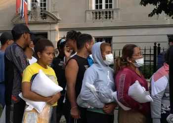 Abbott envía dos autobuses con migrantes a casa de Kamala Harris; después que la Vicepresidenta de EU dijera que la frontera es segura