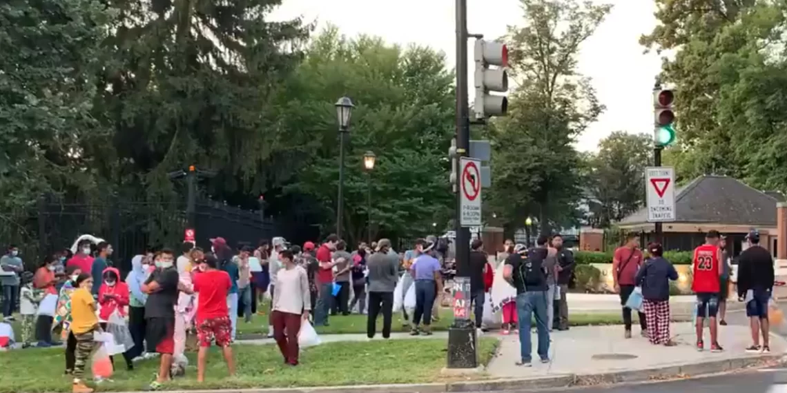 Cruzaron por Eagle Pass migrantes llevados a casa de vicepresidenta de Estados Unidos