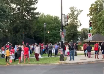 Cruzaron por Eagle Pass migrantes llevados a casa de vicepresidenta de Estados Unidos