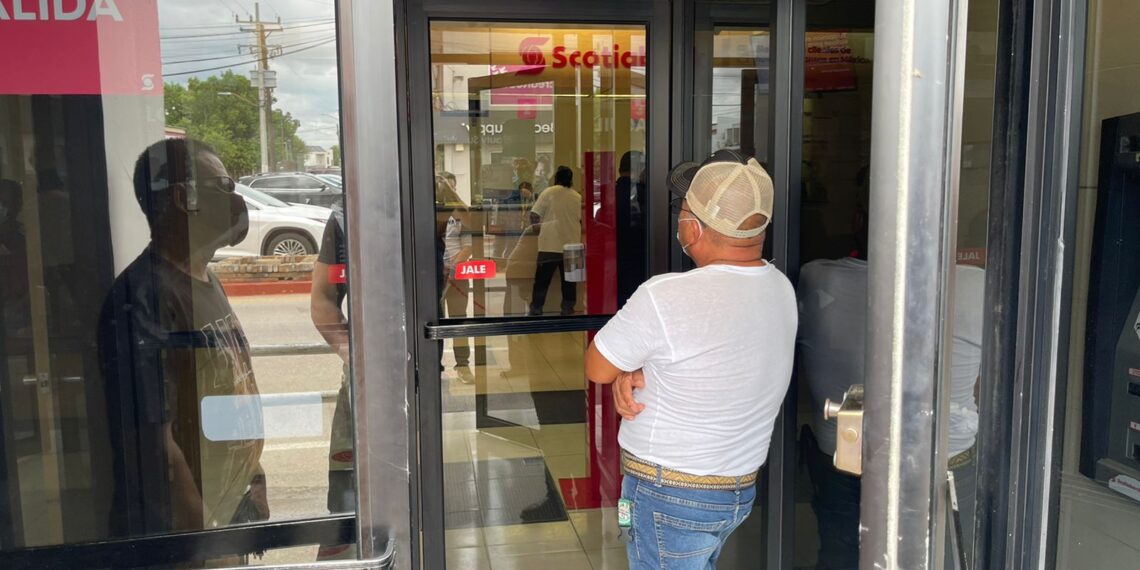 Bancos de Piedras Negras con el mínimo de personal en cajas