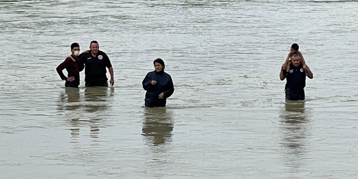 Heroico; rescata Protección Civil a bebé y padre con prótesis de ahogarse en el Río Bravo