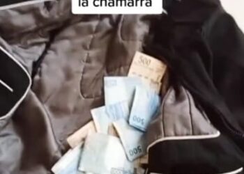 Devuelve miles de pesos que encontró en chamarra comprada en la pulga