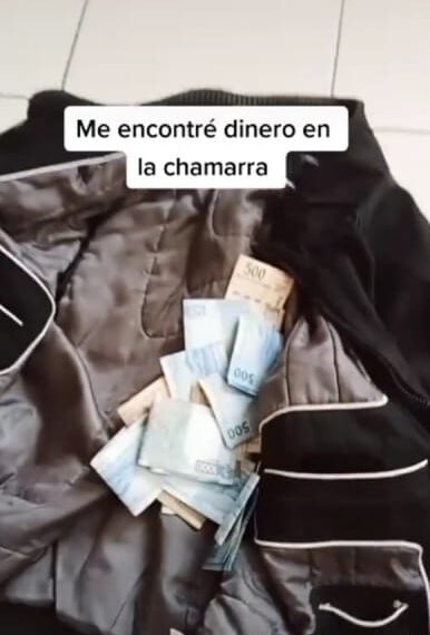 Devuelve miles de pesos que encontró en chamarra comprada en la pulga