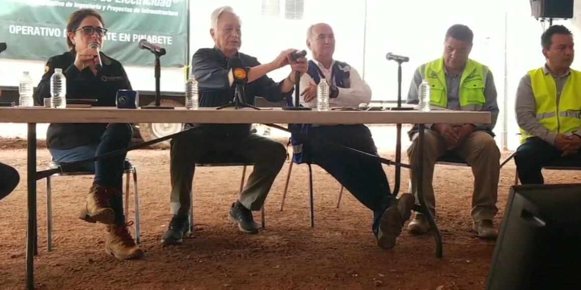 Llega Manuel Bartlett a mina de Sabinas y se reúne con familias de mineros