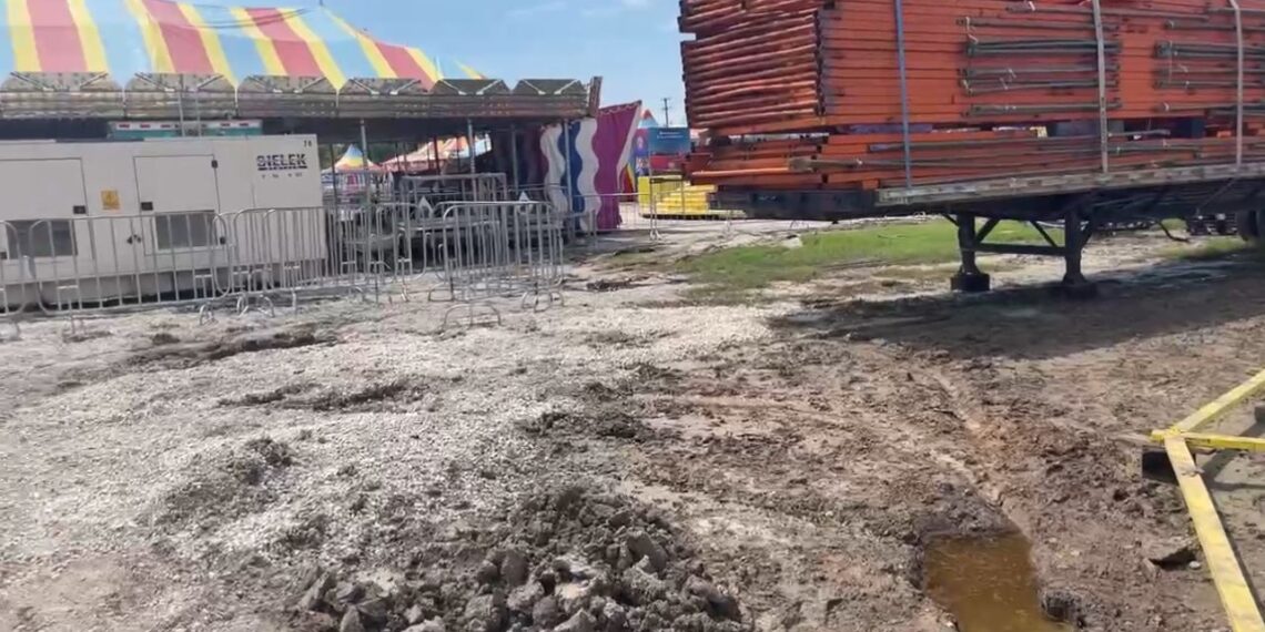 Sin arreglar aún drenaje colapsado en campo de la Macroplaza tras destrucción por juegos mecánicos