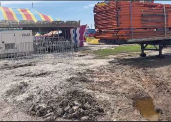 Sin arreglar aún drenaje colapsado en campo de la Macroplaza tras destrucción por juegos mecánicos
