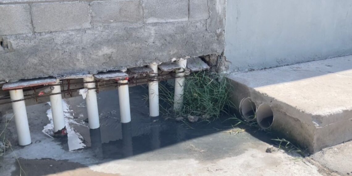 Drenaje de plaza comercial contamina a vecinos de col. Vista Hermosa