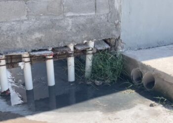 Drenaje de plaza comercial contamina a vecinos de col. Vista Hermosa