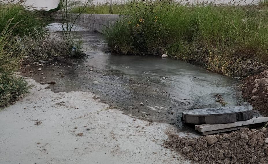 Drenaje clandestino de plaza comercial sigue afectando a vecinos de colonia Vista Hermosa sin que haya sanciones