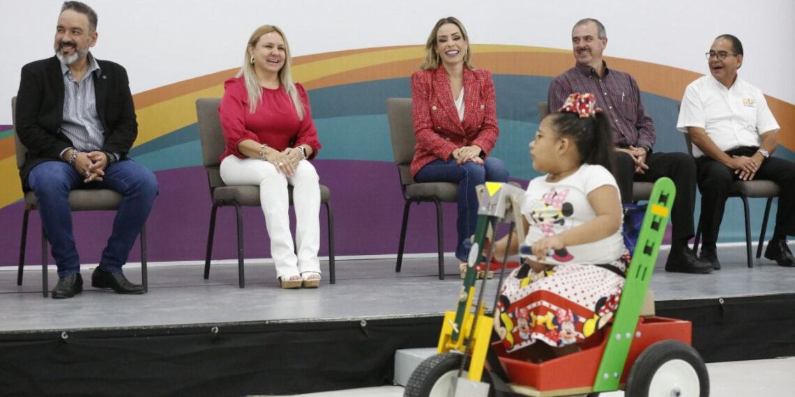 ENTREGA MARCELA GORGÓN APOYOS A COAHUILENSES CON DISCAPACIDAD