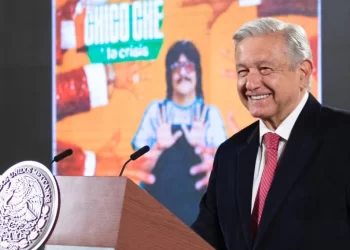 Afirma AMLO que datos de su salud ya era públicos y pone canción de Chico Ché