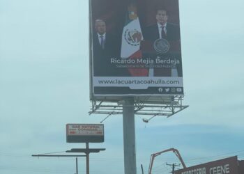 Arrecian en Piedras Negras espectaculares de apoyo a Berdeja donde aparece acompañado de AMLO