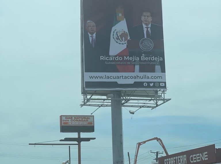 Arrecian en Piedras Negras espectaculares de apoyo a Berdeja donde aparece acompañado de AMLO