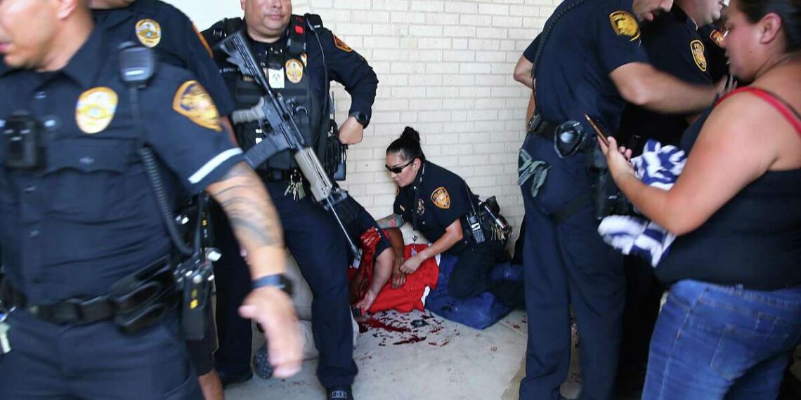 Padres de familia enloquecen de pánico ante alarma de tiroteo en secundaria de San Antonio