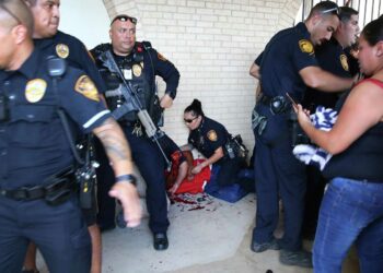 Padres de familia enloquecen de pánico ante alarma de tiroteo en secundaria de San Antonio