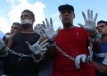 Venezolanos expulsados de Estados Unidos protestan en puente internacional de Matamoros