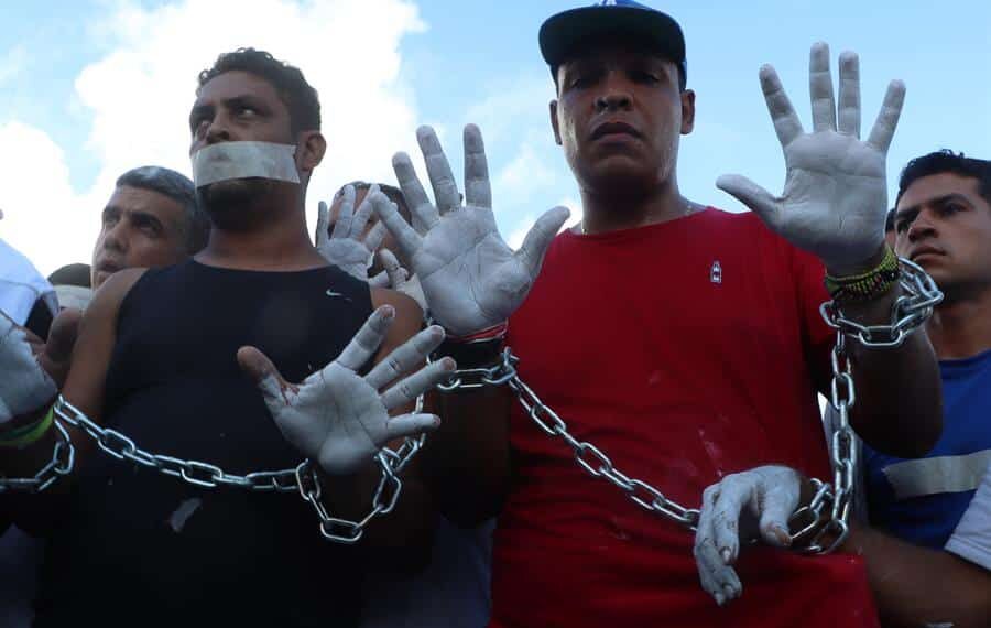 Venezolanos expulsados de Estados Unidos protestan en puente internacional de Matamoros