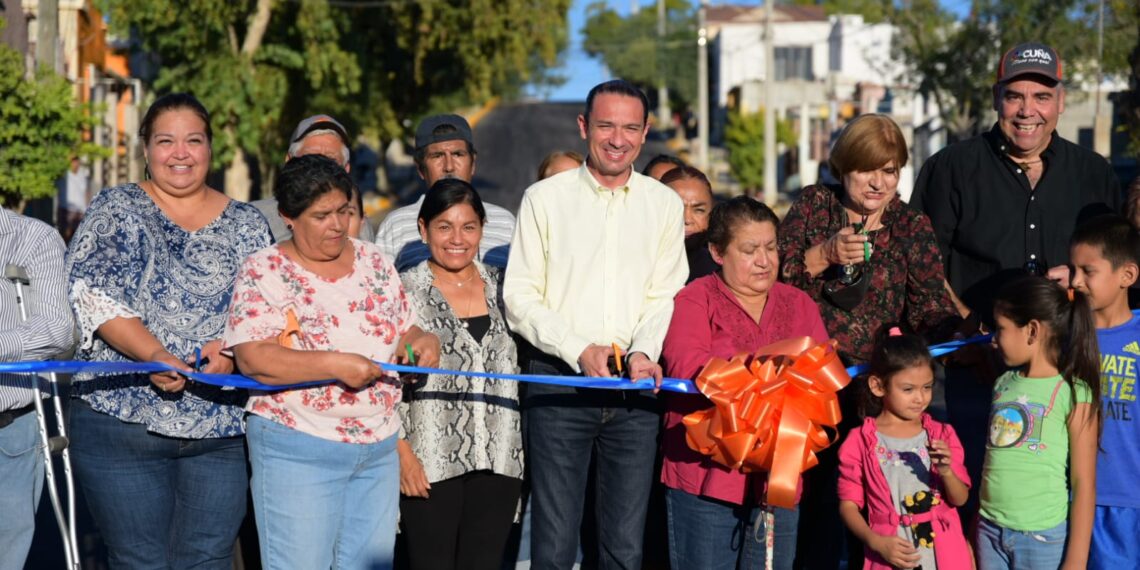 Entrega Emilio de Hoyos más obras de pavimentación en Acuña